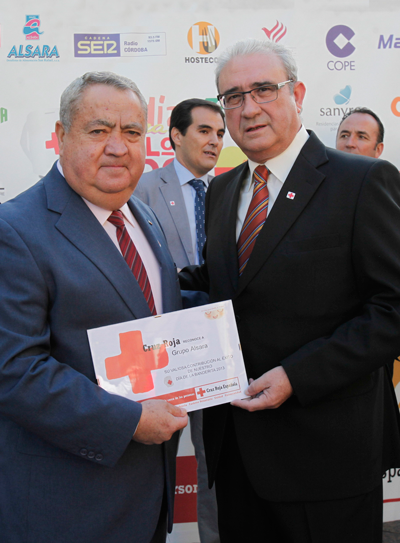 gerente general entrega diploma cruz roja española